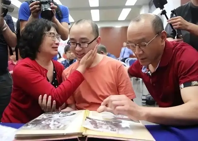 Người mẹ bán hết tài sản tìm con mất tích 32 năm khi gặp lại con trai nói một câu khiến bà nghẹn ngào - 7