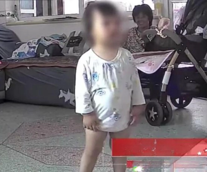 Người mẹ đi làm xa nhà gửi con cho bà xem camera thấy đứa trẻ thường xuyên run rẩy sự thật đau lòng - 1