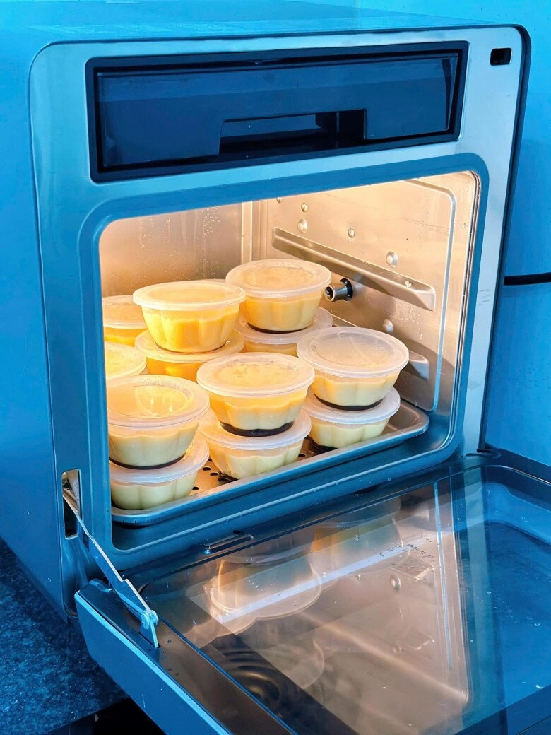 Nhiều năm làm flan caramel giờ mới biết cần phải làm điều này bánh mới không bị rỗ nhiều người làm sai nên không ngon - 6