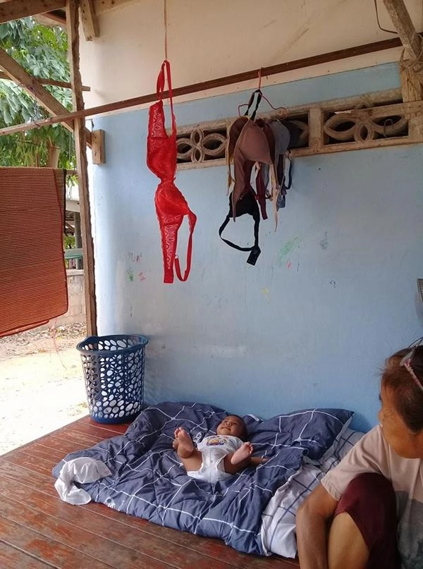 Nhờ bà trông cháu ít phút mẹ bỉm sữa ngỡ ngàng khi quay lại thấy cảnh tượng này - 1