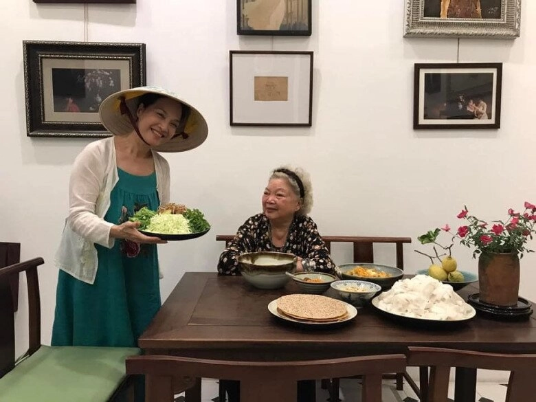 Nsnd lê khanh hiếm hoi khoe nấu món đặc sản nhìn nụ cười của mẹ ruột nổi tiếng mà ấm lòng - 1