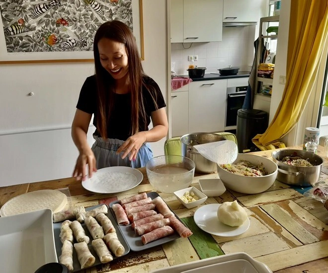 Nữ ca sĩ hà nội 1 năm mới làm dâu 1 lần cuốn cả trăm cái nem với 4 nồi nhân ở nhà chồng - 1