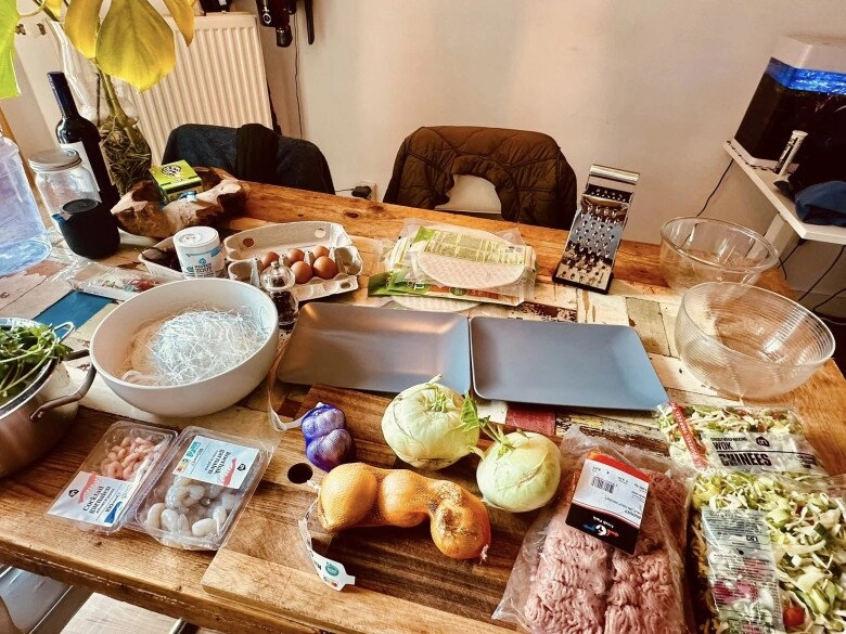 Nữ ca sĩ hà nội 1 năm mới làm dâu 1 lần cuốn cả trăm cái nem với 4 nồi nhân ở nhà chồng - 4