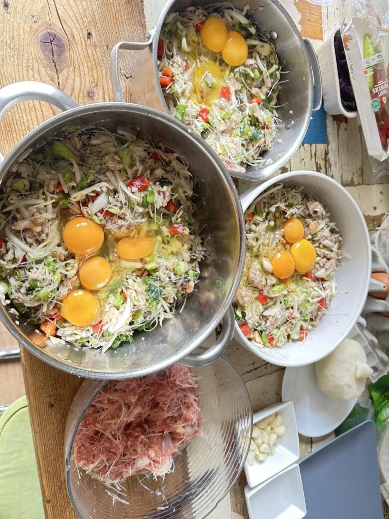 Nữ ca sĩ hà nội 1 năm mới làm dâu 1 lần cuốn cả trăm cái nem với 4 nồi nhân ở nhà chồng - 5