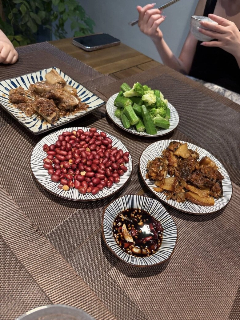 Nữ ca sĩ ở nhà hàng chục tỷ khoe bữa chill trên sân thượng có món mận ngon ứa nước miếng - 8