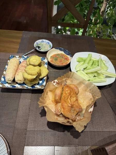 Nữ ca sĩ ở nhà hàng chục tỷ khoe bữa chill trên sân thượng có món mận ngon ứa nước miếng - 9