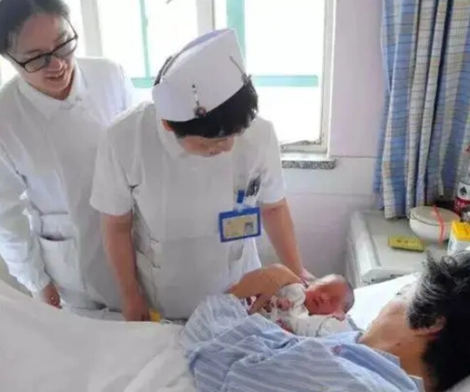 Nữ đại gia 56 tuổi sinh con thứ 2 con trai lớn xấu hổ cắt đứt liên lạcvà cái kết đau lòng - 1