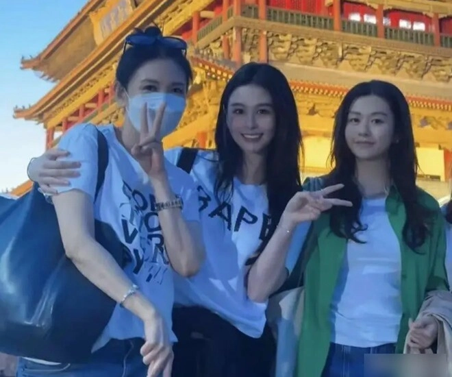 Nữ diễn viên 56 tuổi khiến nhiều người không tin là mẹ của con gái 24 tuổi được yêu cầu bỏ khẩu trang - 1