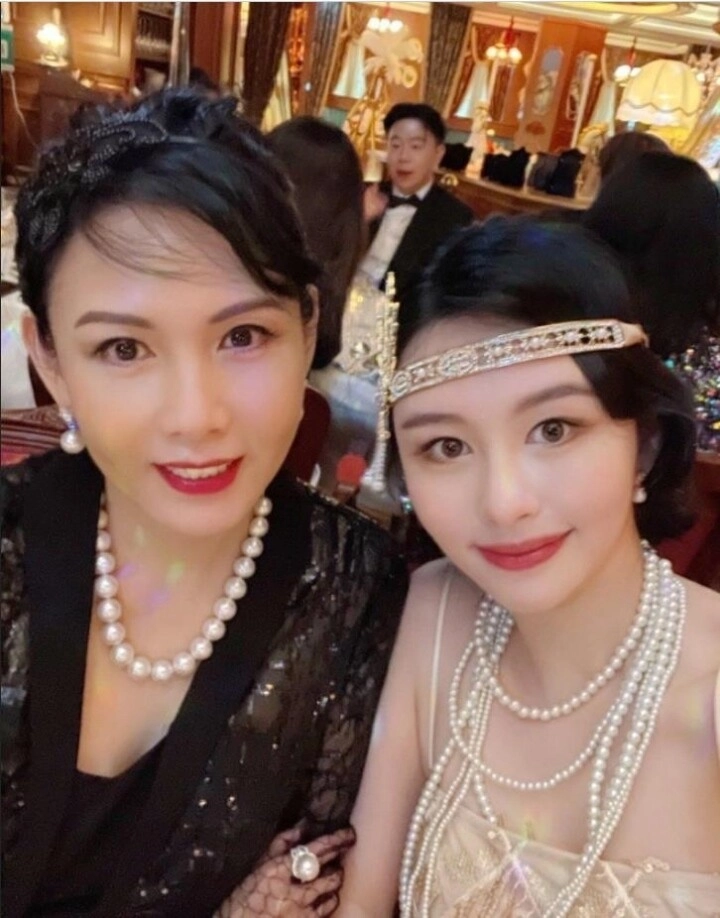 Nữ diễn viên 56 tuổi khiến nhiều người không tin là mẹ của con gái 24 tuổi được yêu cầu bỏ khẩu trang - 2