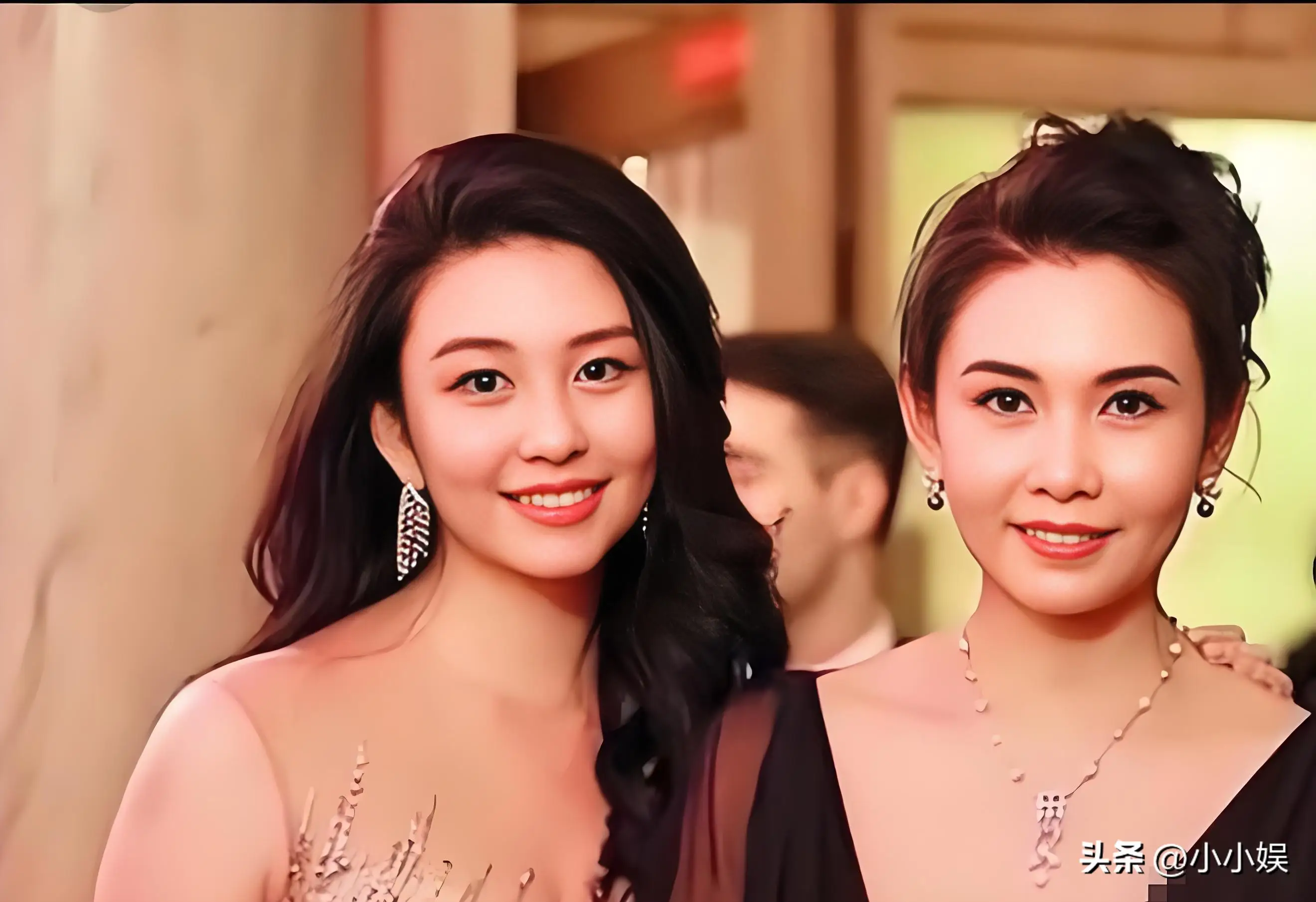 Nữ diễn viên 56 tuổi khiến nhiều người không tin là mẹ của con gái 24 tuổi được yêu cầu bỏ khẩu trang - 4