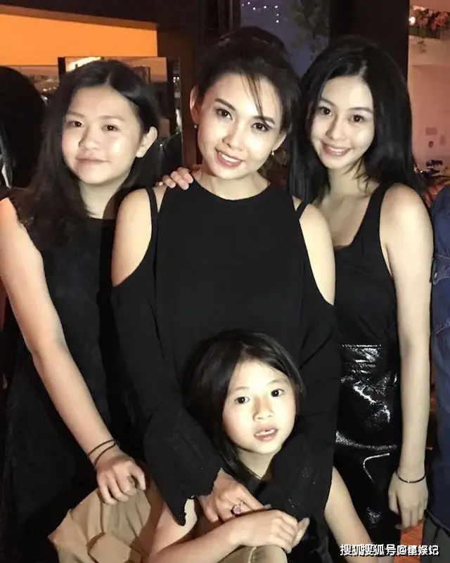 Nữ diễn viên 56 tuổi khiến nhiều người không tin là mẹ của con gái 24 tuổi được yêu cầu bỏ khẩu trang - 5