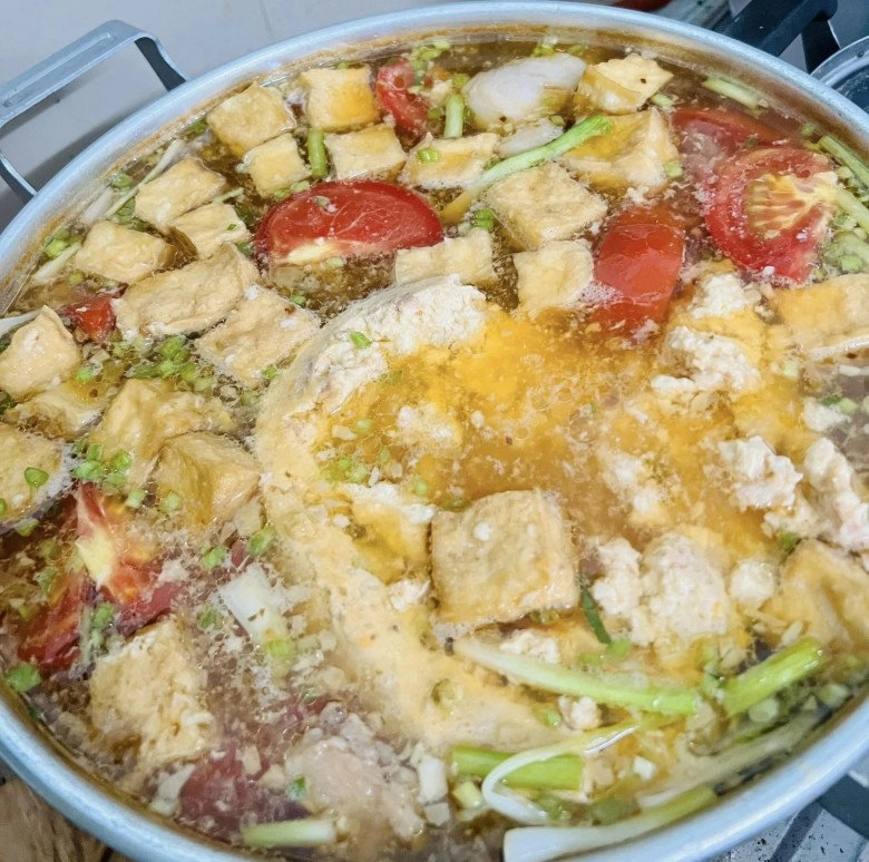 Nữ diễn viên bị thương nằm ở nhà nhìn tô bún đúng vị tuổi thơ mẹ nấu cho cô mà xúc động - 1