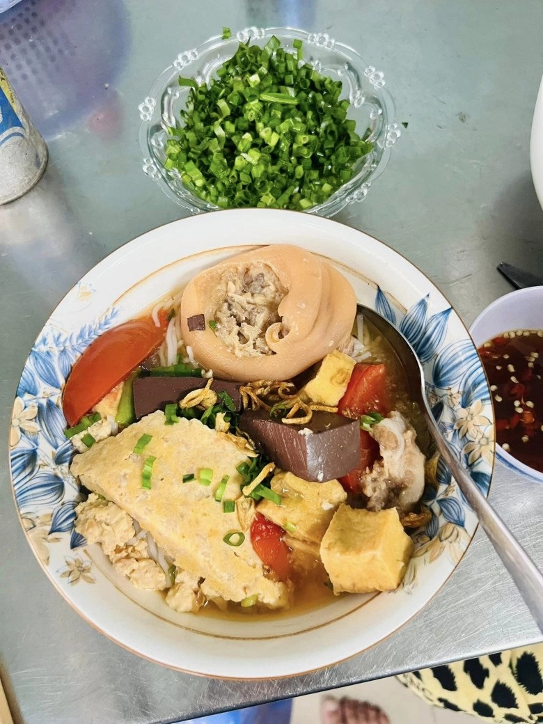 Nữ diễn viên bị thương nằm ở nhà nhìn tô bún đúng vị tuổi thơ mẹ nấu cho cô mà xúc động - 2