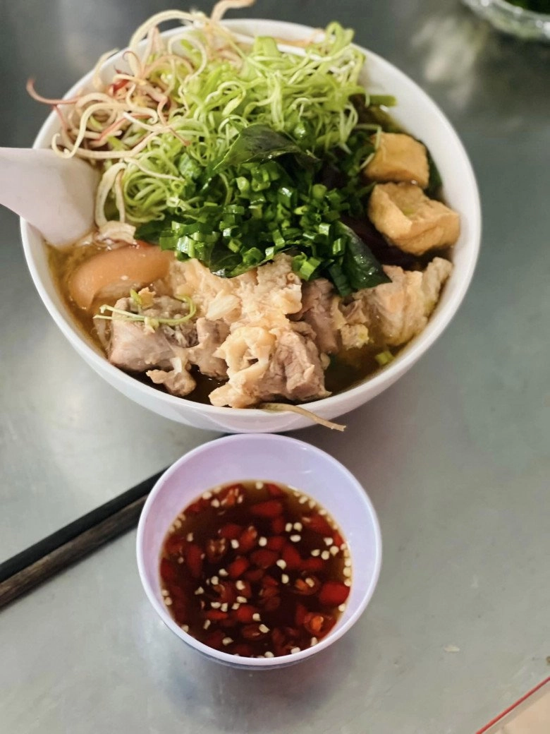 Nữ diễn viên bị thương nằm ở nhà nhìn tô bún đúng vị tuổi thơ mẹ nấu cho cô mà xúc động - 3