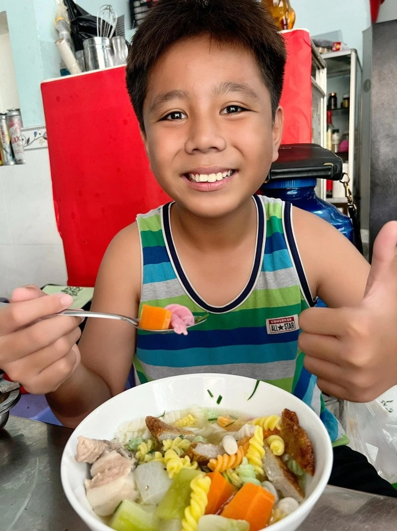 Nữ diễn viên bị thương nằm ở nhà nhìn tô bún đúng vị tuổi thơ mẹ nấu cho cô mà xúc động - 4