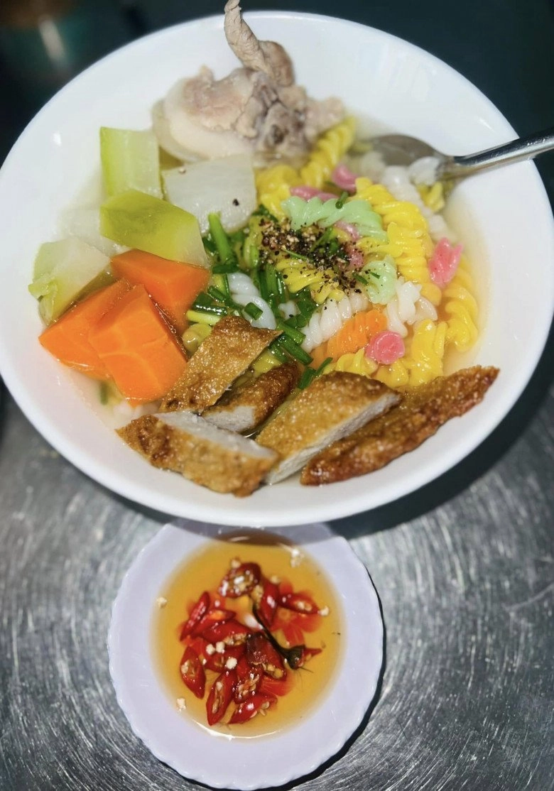 Nữ diễn viên bị thương nằm ở nhà nhìn tô bún đúng vị tuổi thơ mẹ nấu cho cô mà xúc động - 5