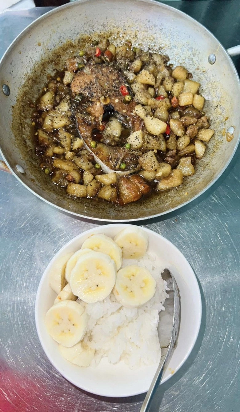 Nữ diễn viên bị thương nằm ở nhà nhìn tô bún đúng vị tuổi thơ mẹ nấu cho cô mà xúc động - 7