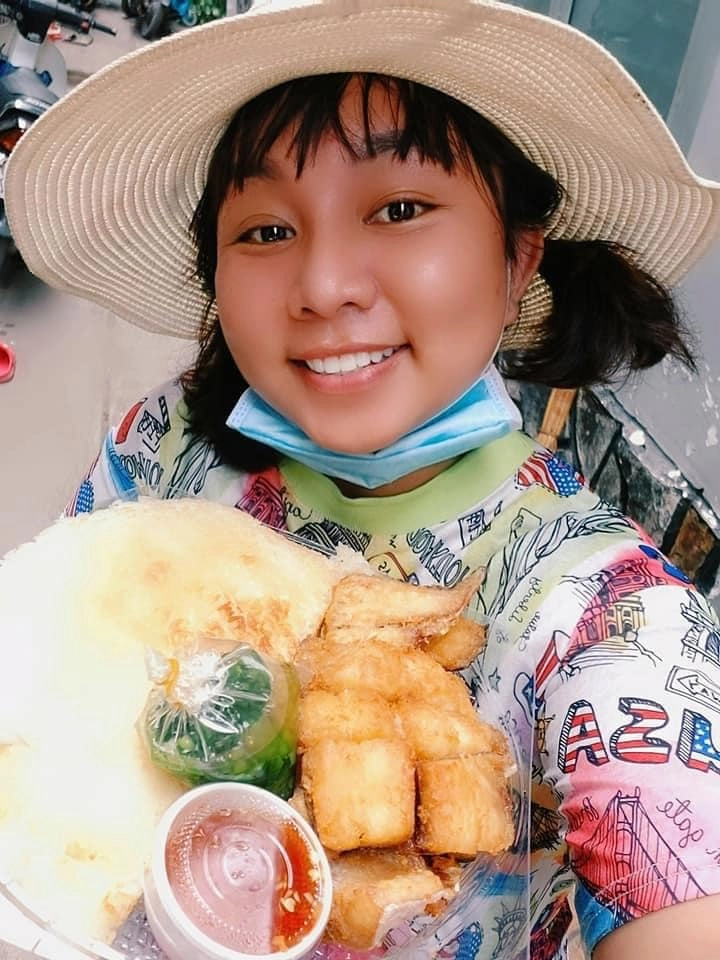 Nữ diễn viên bị thương nằm ở nhà nhìn tô bún đúng vị tuổi thơ mẹ nấu cho cô mà xúc động - 9