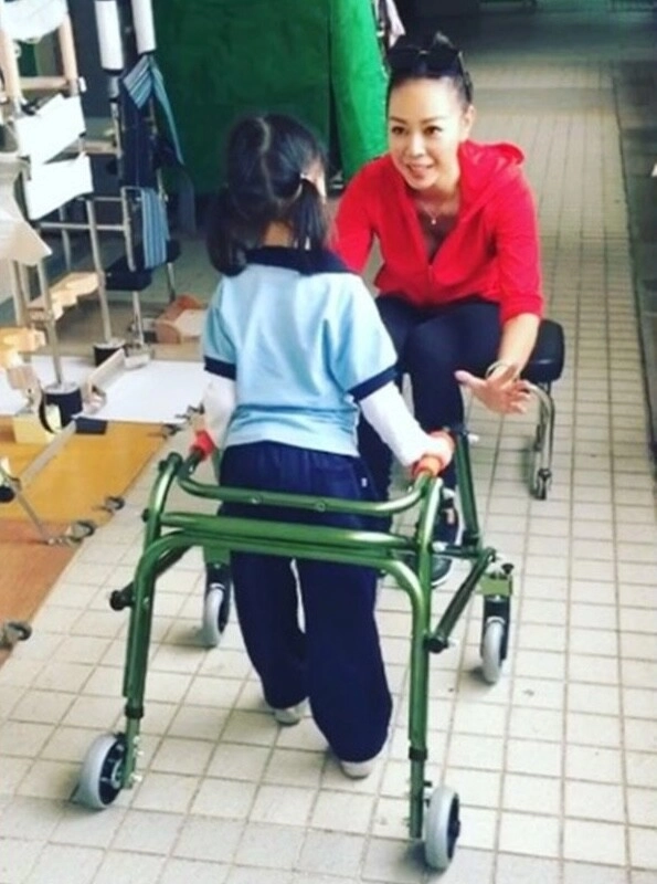 Nữ diễn viên bỏ nghề nuôi con gái thiểu năng bác sĩ thông báo đứa trẻ không sống đến 2 tuổi và cái kết khó tin - 3