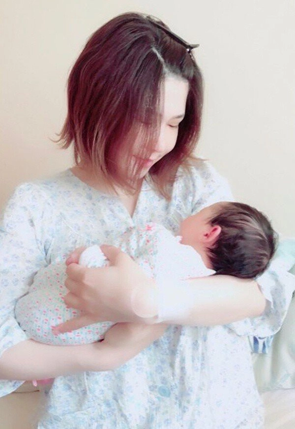 Nữ diễn viên khổ sở khi cho con bú vì vòng một quá to 1m2 nhìn cảnh chăm con mà thương - 2