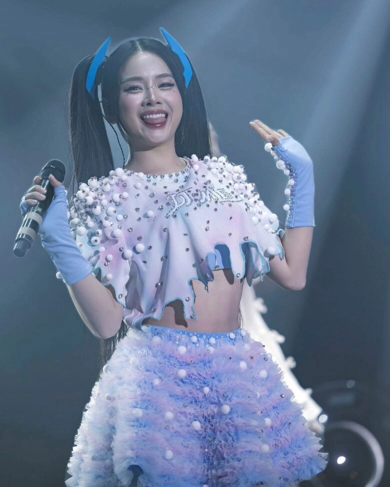 Nữ dj 30 tuổi đẹp như được tạo bằng ai mê diện croptop chẳng cần hở bạo lên bar vẫn được khen lấy khen để - 1