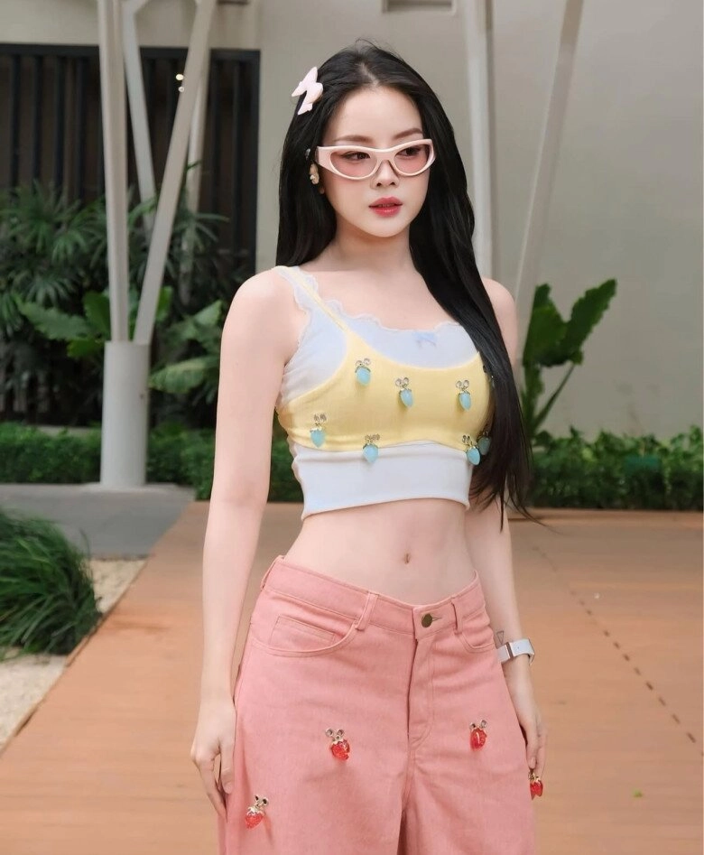 Nữ dj 30 tuổi đẹp như được tạo bằng ai mê diện croptop chẳng cần hở bạo lên bar vẫn được khen lấy khen để - 5