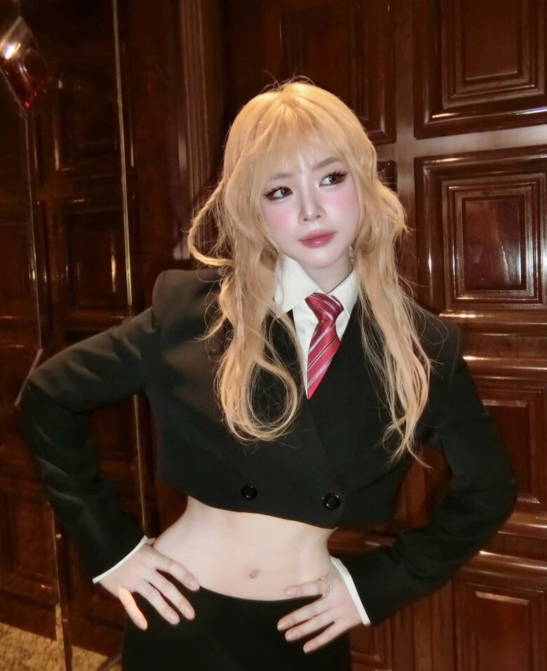 Nữ dj 30 tuổi đẹp như được tạo bằng ai mê diện croptop chẳng cần hở bạo lên bar vẫn được khen lấy khen để - 9