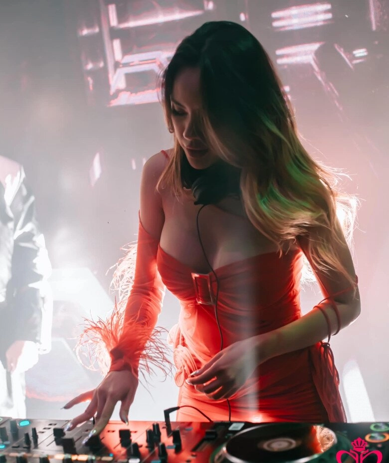 Nữ dj nóng bỏng nhất thanh hóa sinh 2 con lai cho cầu thủ hà lan ai cũng khuyên đẻ thêm vì gen bố mẹ quá đẹp - 2