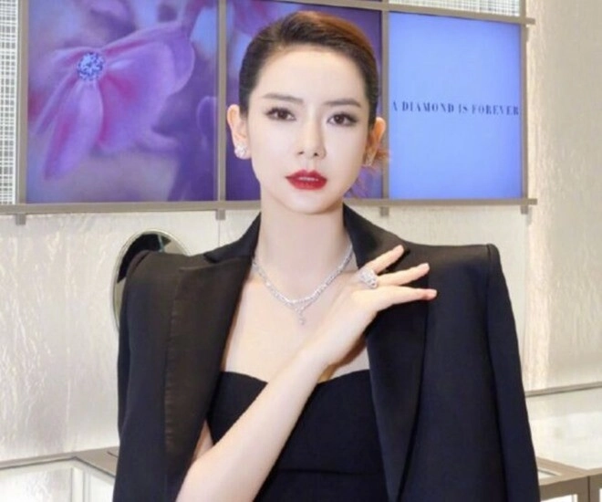 Nữ dvchi 35 tỷ đồng sinh con quốc tịch mỹ chỉ dùng nước nhập khẩu pha sữa cho con vì một lý do - 1