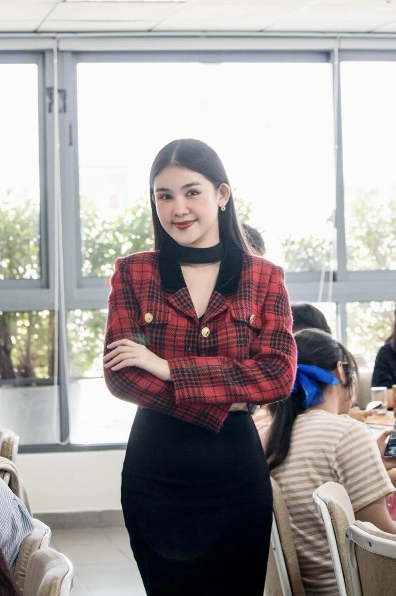 Nữ giảng viên đại học sành điệu nhất nhì showbiz xách cả lâu đài xuống phố sang chảnh từ giảng đường ra phố khó ai đọ lại - 20