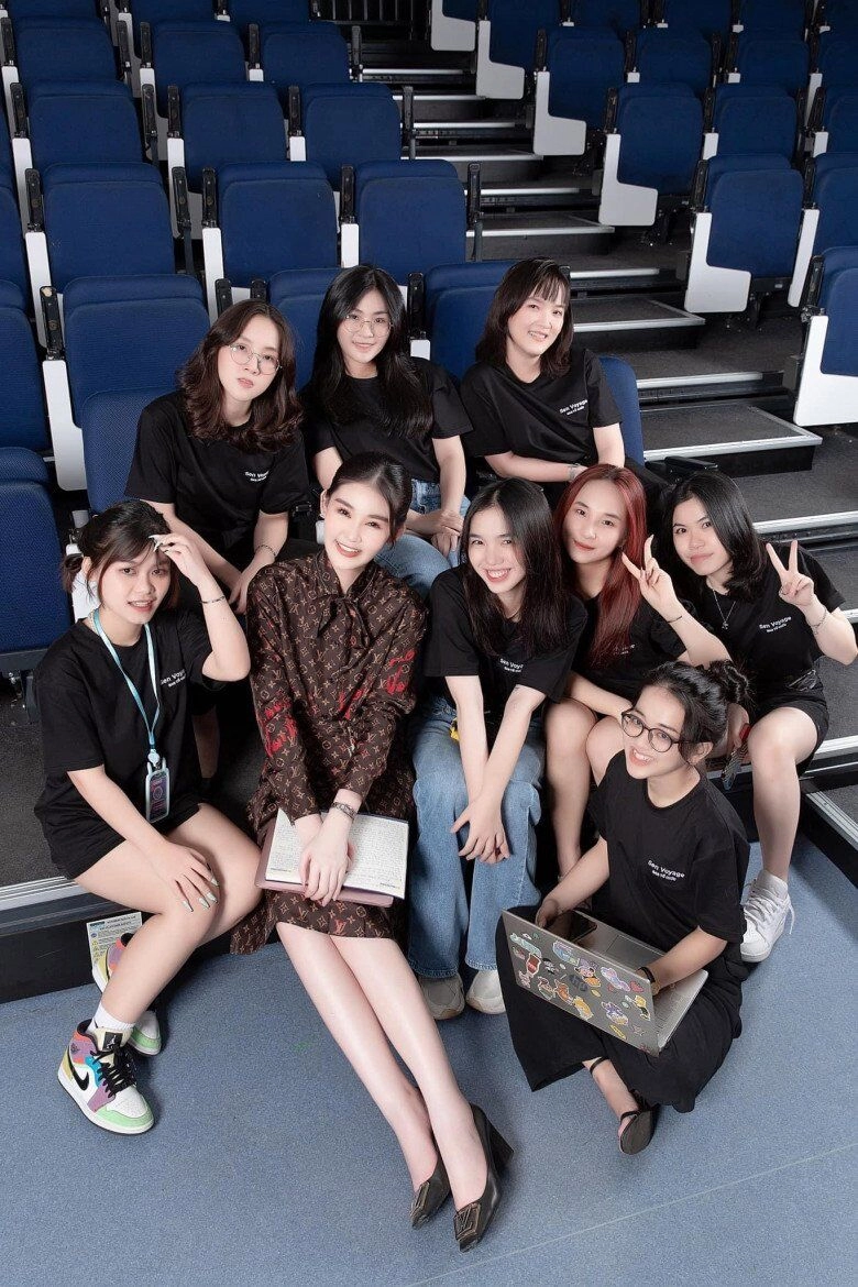 Nữ giảng viên đại học sành điệu nhất nhì showbiz xách cả lâu đài xuống phố sang chảnh từ giảng đường ra phố khó ai đọ lại - 21