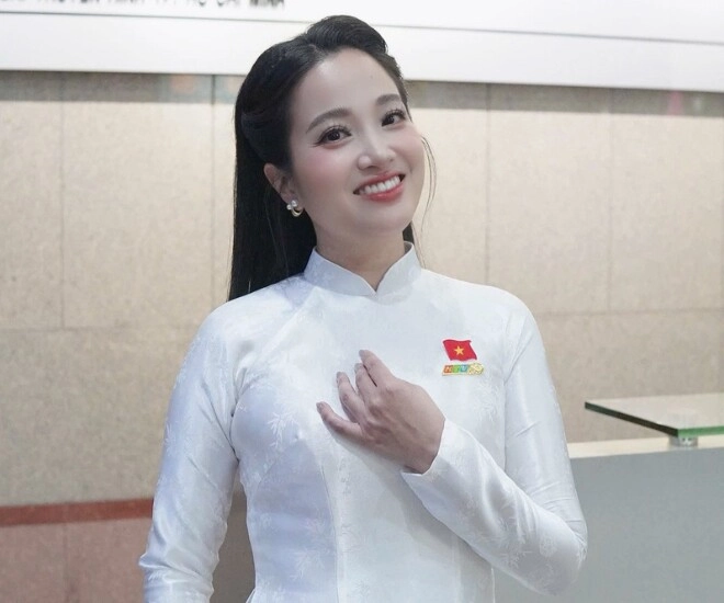 Nữ mc đài htv từng phải lui vào hậu trường vì nặng 68kg sau sinh con với nsưt quốc cơ giờ lên sóng lại đẹp ngỡ ngàng - 1
