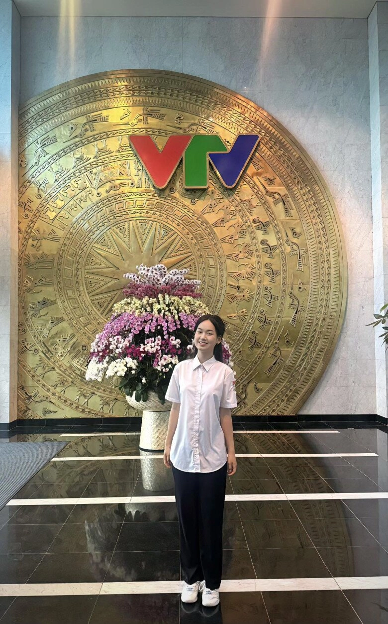 Nữ thủ khoa 17 tuổi đạt 30 điểm tuyệt đối visual như nàng thơ mặc áo 60 triệu nhìn giá bộ sưu tập túi hiệu càng choáng - 2