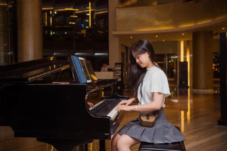 Nữ thủ khoa 17 tuổi đạt 30 điểm tuyệt đối visual như nàng thơ mặc áo 60 triệu nhìn giá bộ sưu tập túi hiệu càng choáng - 6
