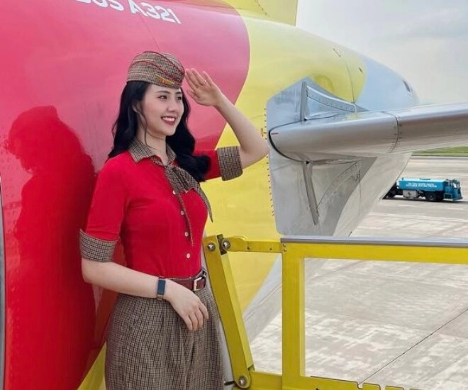 Nữ tiếp viên hàng không gây thương nhớ vì quá đẹp hé lộ chế độ thai sản khủng của tvhk khi làm mẹ ở nhà chăm con 1 tuổi mới đi làm lại - 1