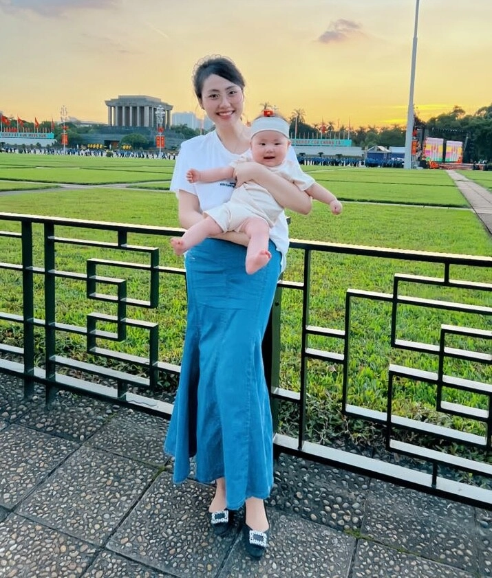 Nữ tiếp viên hàng không gây thương nhớ vì quá đẹp hé lộ chế độ thai sản khủng của tvhk khi làm mẹ ở nhà chăm con 1 tuổi mới đi làm lại - 3