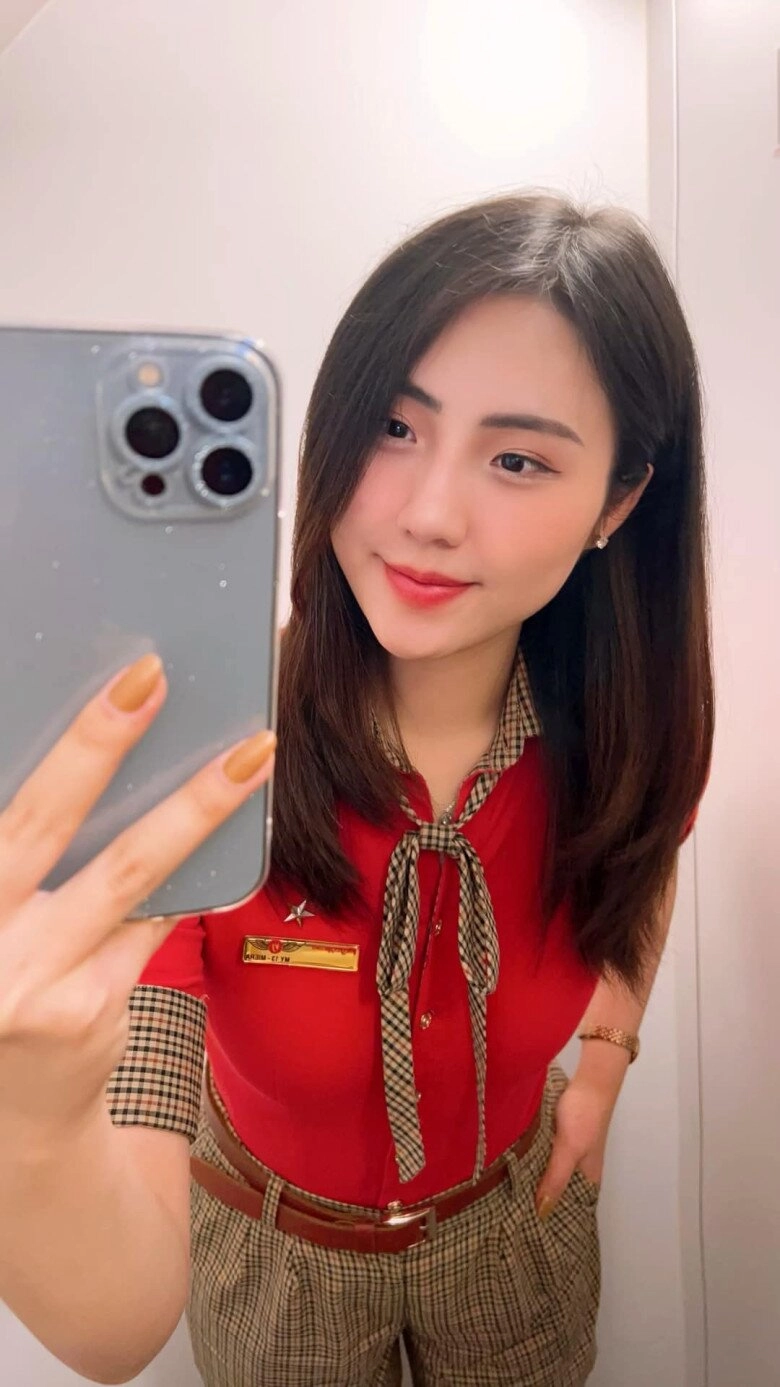 Nữ tiếp viên hàng không gây thương nhớ vì quá đẹp hé lộ chế độ thai sản khủng của tvhk khi làm mẹ ở nhà chăm con 1 tuổi mới đi làm lại - 4