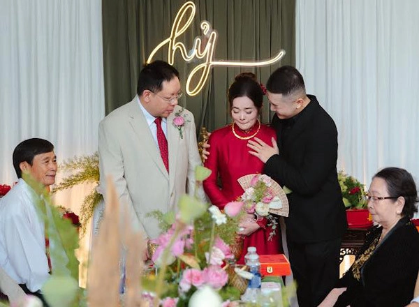 Ở vậy suốt 25 năm mẹ được con trai gả đi ở tuổi 53 làm nhiều người xúc động - 2