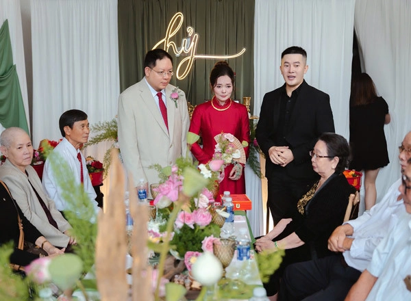Ở vậy suốt 25 năm mẹ được con trai gả đi ở tuổi 53 làm nhiều người xúc động - 3