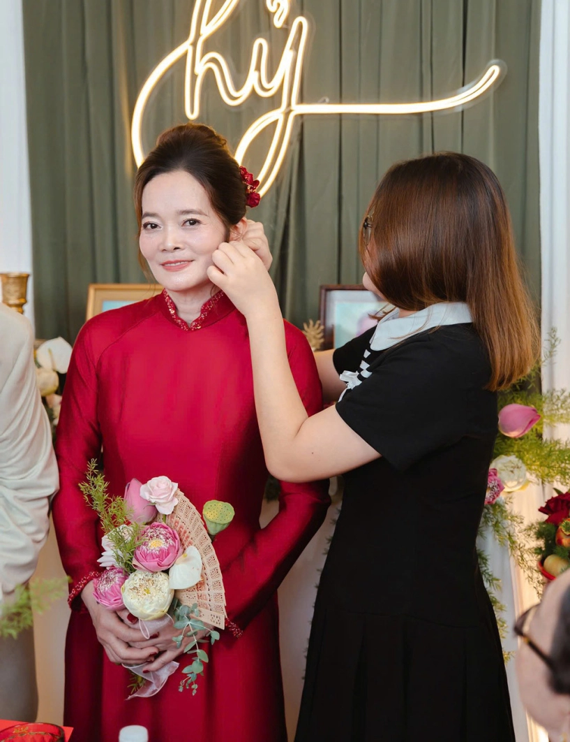 Ở vậy suốt 25 năm mẹ được con trai gả đi ở tuổi 53 làm nhiều người xúc động - 4