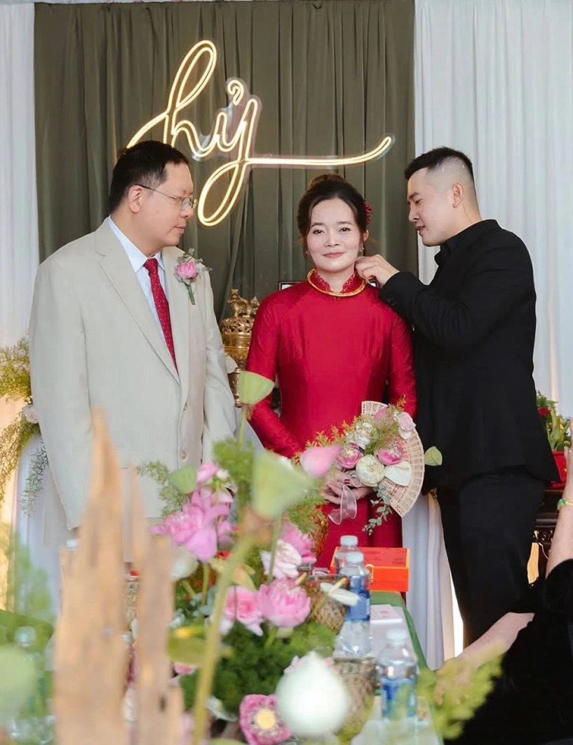 Ở vậy suốt 25 năm mẹ được con trai gả đi ở tuổi 53 làm nhiều người xúc động - 5