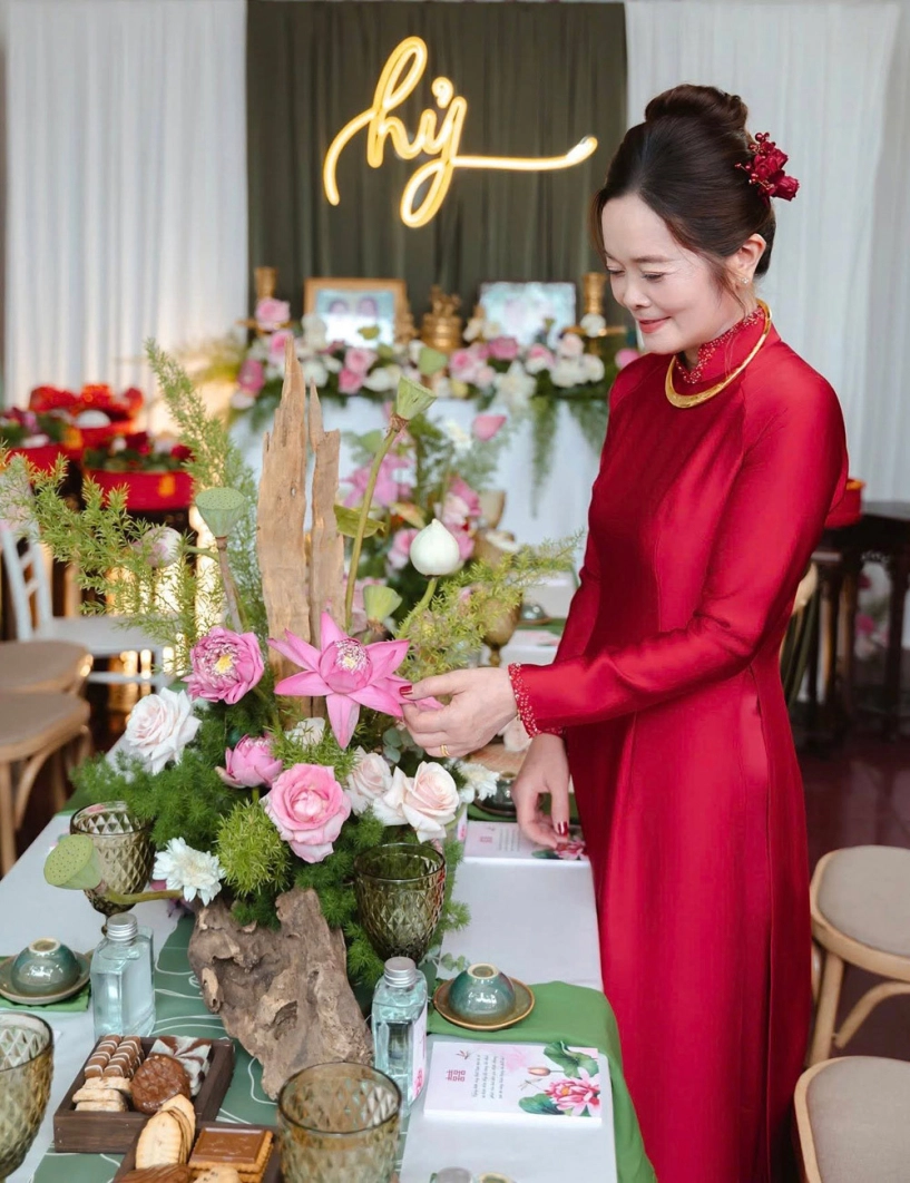 Ở vậy suốt 25 năm mẹ được con trai gả đi ở tuổi 53 làm nhiều người xúc động - 6