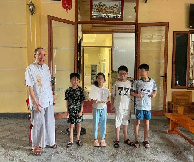 Ông nội thái bình 60 tuổi đón 7 cháu ở thành phố về quê gây bão với bảng nội quy xem tivi điện thoại cho khối nghỉ hè cực đỉnh - 1