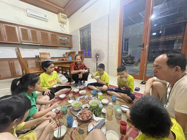 Ông nội thái bình 60 tuổi đón 7 cháu ở thành phố về quê gây bão với bảng nội quy xem tivi điện thoại cho khối nghỉ hè cực đỉnh - 7