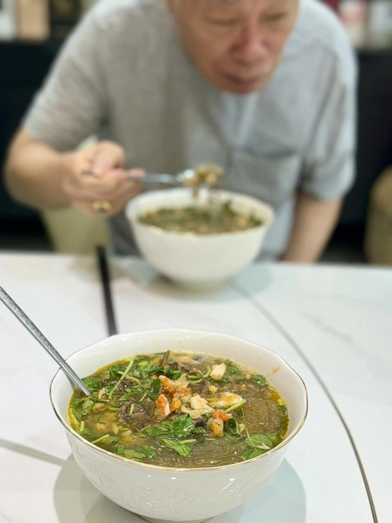 Pha lê gọi bố là em bé xúc động những bữa ăn cô nấu cho người bố bị tai biến - 1