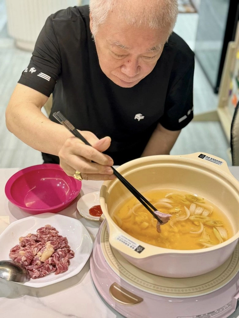 Pha lê gọi bố là em bé xúc động những bữa ăn cô nấu cho người bố bị tai biến - 4