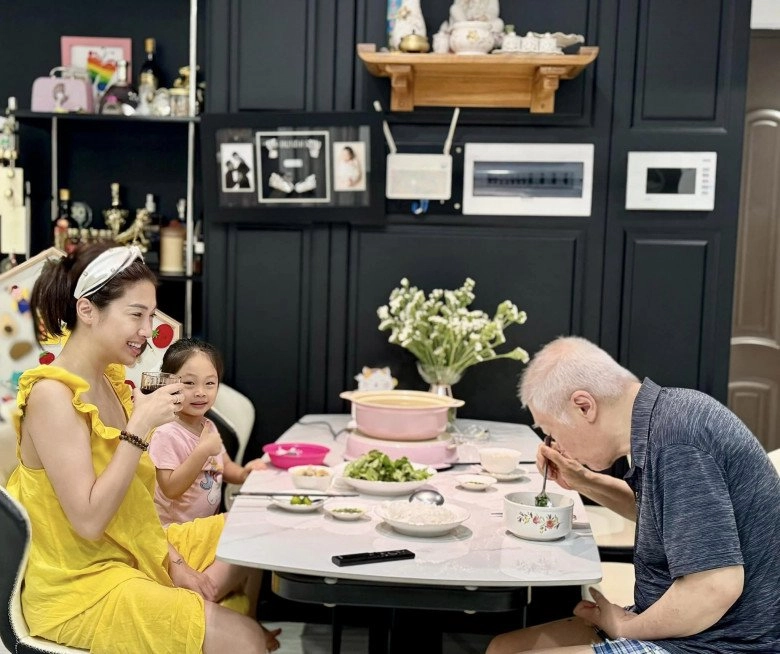 Pha lê gọi bố là em bé xúc động những bữa ăn cô nấu cho người bố bị tai biến - 10