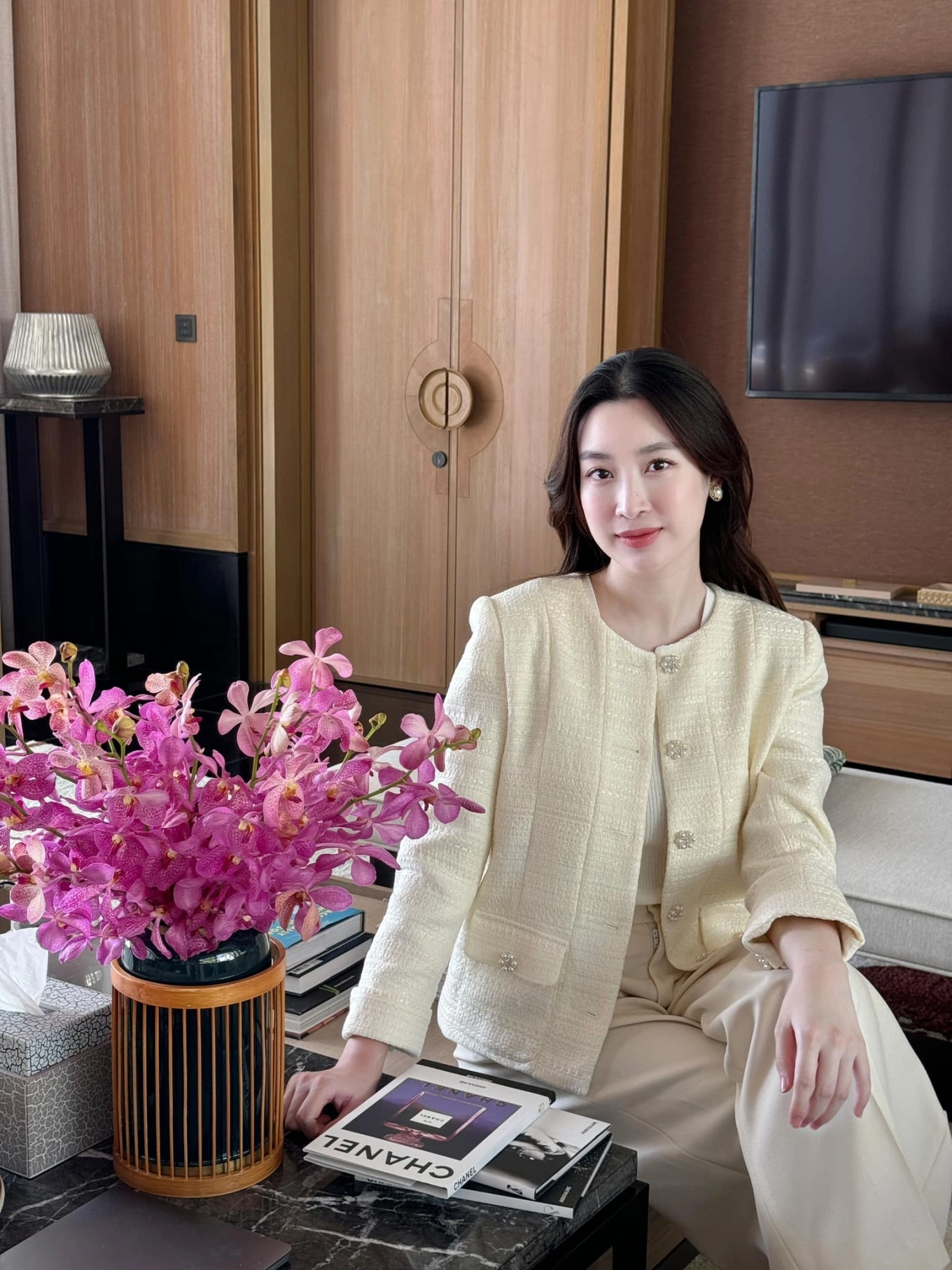 Phong cách ăn mặc kín đáo chuẩn dâu hào môn của hoa hậu đỗ mỹ linh được khen tinh tế ở một điểm - 1