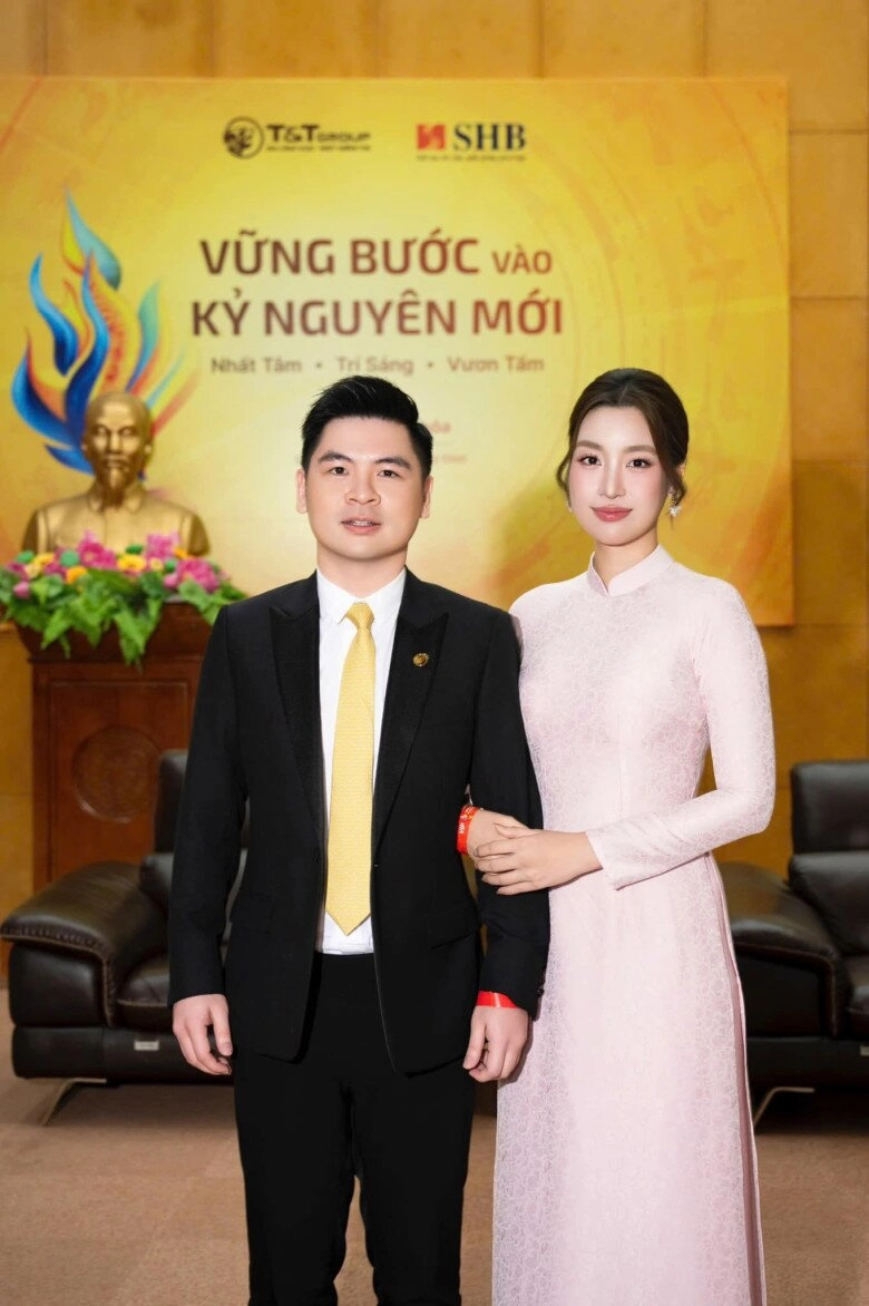 Phong cách ăn mặc kín đáo chuẩn dâu hào môn của hoa hậu đỗ mỹ linh được khen tinh tế ở một điểm - 8