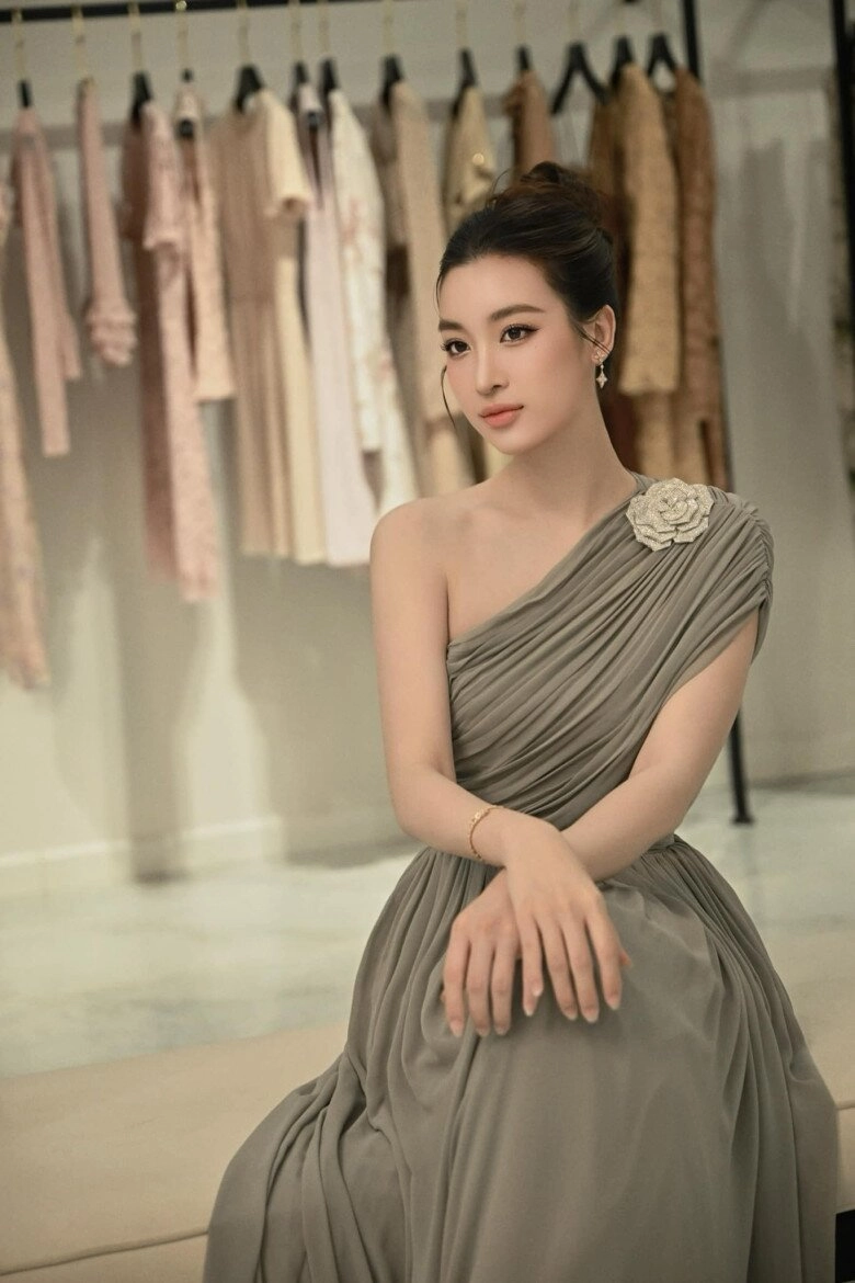 Phong cách ăn mặc kín đáo chuẩn dâu hào môn của hoa hậu đỗ mỹ linh được khen tinh tế ở một điểm - 10